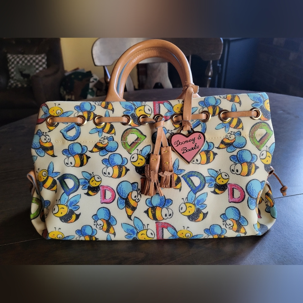 (1359) ABSOLUTELY STUNNING~  Dooney & Bourke Vintage Bee Print Tote